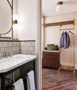 芝加哥The Hoxton, Chicago的一间带水槽和镜子的浴室