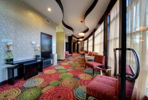 阿林顿阿林顿东北部假日酒店的酒店大堂铺有地毯,配有椅子