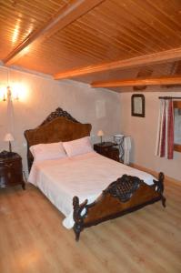阿尔内斯卡尔葛洛乡村民宿的卧室配有一张带白色床单和木地板的大床。