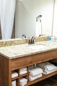 艾兰帕克萨特尔山度假酒店的一间带水槽和镜子的浴室