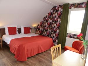 福尔登Wildenborcherhof的酒店客房,设有两张床和一张桌子及椅子