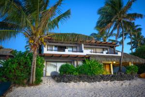 拉罗汤加拉罗汤加岛太平洋度假酒店的棕榈树海滩上的度假村