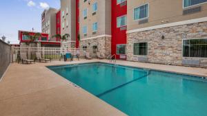 科珀斯克里斯蒂Executive Residency by Best Western Corpus Christi的大楼前的游泳池