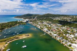 努萨角Noosa Retreat的海港的空中景色,水中有船只