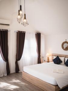 沙美岛The C Samet Beach Resort SHA Plus的卧室设有一张白色大床和一扇窗户。