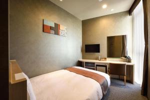 首尔多美迎首尔江南酒店的酒店客房设有床和水槽