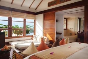 湄南海滩Napasai, A Belmond Hotel, Koh Samui的一间卧室设有两张床和一个浴缸。