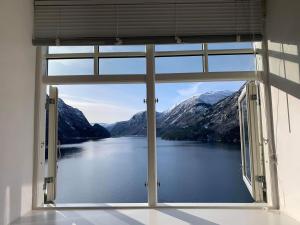 奥达Vikinghaug公寓的享有湖泊和山脉美景的窗户。
