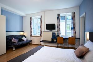 苏黎世苏黎世布里斯托尔酒店的一间卧室配有一张床和一张书桌及电视