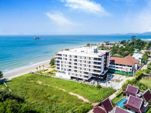 罗勇Escape Condominiums Beachfront Suites - Mae Phim的享有酒店和海滩的空中景致