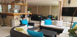 弗雷杰内科拉罗酒店的带沙发和蓝色枕头的客厅
