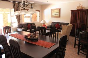 理查兹湾沙丘旅馆的厨房以及带桌椅的起居室。