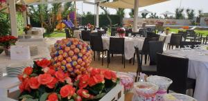 弗雷杰内科拉罗酒店的一张桌子,用来举办派对,上面有鲜花