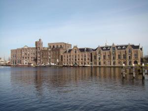 WormerApartments Zaanse Schans and Amsterdam的水面上的大型建筑