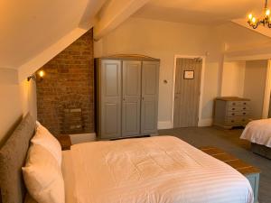 武姆韦尔Churchill's Hotel的一间卧室设有一张床和砖墙
