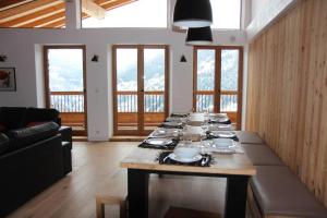 蒙特瓦勒赞Chalet avec vue imprenable的用餐室配有长桌和餐具