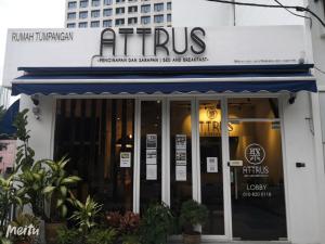 新山Attrus Bed & Breakfast的前面有蓝色遮阳篷的餐厅