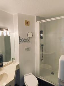 博库泽Atoll Hotel Logis Angers, Beaucouzé的带淋浴、卫生间和盥洗盆的浴室
