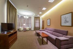 敖德萨Alarus Luxe Hotel的带沙发和平面电视的客厅