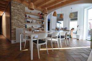 滨海圣波尔B&B Sant Pol - Adults Only的一间配备有白色桌椅的用餐室