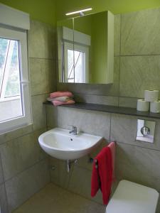 伊科德洛斯维诺斯Casa-Palo-Pique的一间带水槽和镜子的浴室