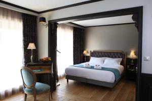 阿卡雄Hôtel Villa-Lamartine的配有一张床和一把椅子的酒店客房