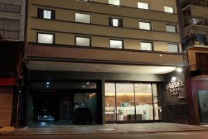 布宜诺斯艾利斯达兹勒麦伊普酒店的夜间在建筑物前的商店