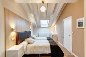 La LombaEl Balcon De La Lomba的一间卧室配有一张床和天窗