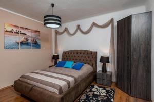斯顿Apartment Nina & Kate的一间卧室配有一张带蓝色枕头的大床
