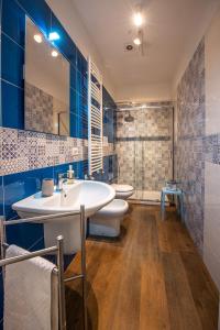 萨莱诺B&B PETER PAN的一间带水槽和两个卫生间的浴室以及蓝色的墙壁