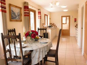 KillilanRocky Mountain View Cottage的厨房以及带桌椅的用餐室。