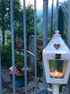斯泰尼科Le Castagne Matte的花门上的灯笼里的蜡烛