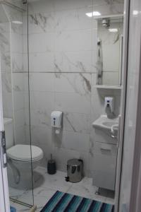 多布拉沃达Apartmani Kasija的一间带卫生间和水槽的浴室