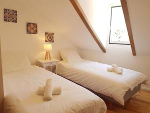 辛特拉Sintra Chalet的带窗户的客房内设有两张单人床。