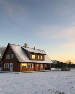 KoljalaRosi Puhkemaja的雪覆盖的田野里的大型木屋