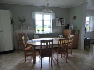 林雪平Villa Freja的厨房以及带桌椅的用餐室。