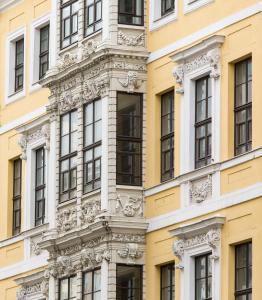 莱比锡弗雷格豪斯酒店的黄色建筑的外墙,带有窗户