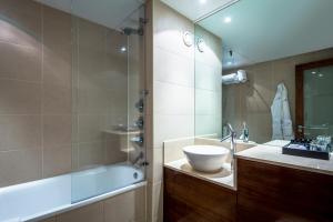 伦敦K西酒店&SPA的带浴缸、水槽和淋浴的浴室