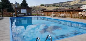 科迪大熊汽车旅馆的山地度假酒店的游泳池
