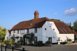 TadleyGeorge & Dragon Country Pub & Hotel Wolverton Townsend的白色的大建筑,带有棕色的屋顶