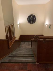 弗尔赫尼卡曼托瓦酒店的楼梯上墙上的时钟,带时钟