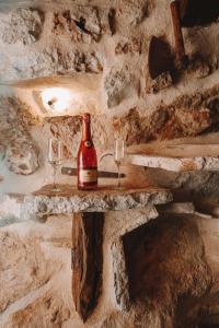 伊莫茨基The old stable 1861的石墙上放有一瓶葡萄酒和两杯酒
