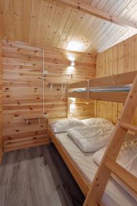 Hovet博克鲁德露营酒店的小木屋配有两张双层床。