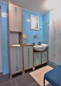 大卡尔洛维采Ubytování pod Rozhlednou的一间带水槽和镜子的浴室