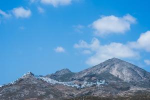 利瓦迪奥Chill & Co. Serifos的山顶上有一个城镇的山