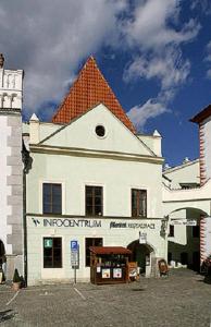 捷克克鲁姆洛夫马斯塔尔旅馆的一座白色的大建筑,有红色的屋顶