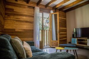 卡夫尔高原Barbadine的带沙发和大窗户的客厅