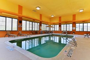 佩恩提德波斯特佩恩蒂德智选假日酒店的大型建筑中的大型游泳池