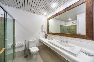 阿拉亚尔达茹达阿莱尔达约达生态度假酒店的一间带水槽、卫生间和镜子的浴室