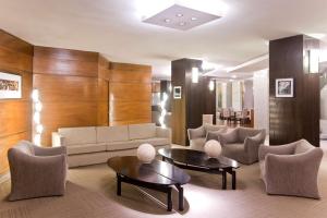 科尔多瓦科尔多瓦全景NH酒店的客厅配有沙发和桌椅